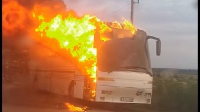 Два автобуса изгоряха край Долен Чифлик, съмняват се за умишлен палеж