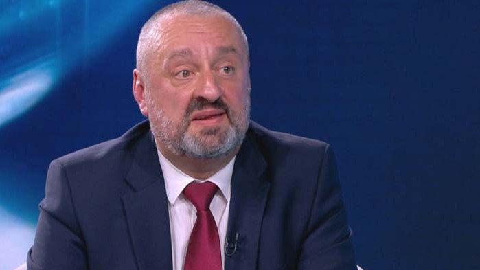 Семерджиев сменял номерата на две коли