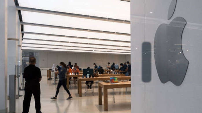 Apple съкращава служители и заплати