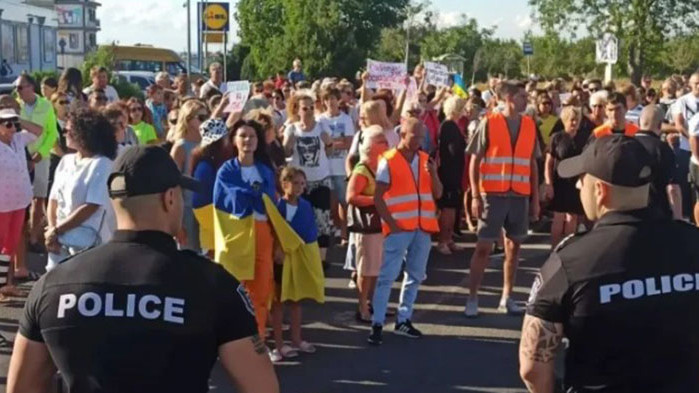 Блокираха основния път Бургас - Варна Хотелиери и бежанци от