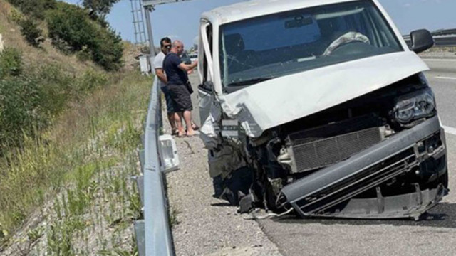 Румънски микробус блъсна спряла лека кола на автомагистрала Струма край