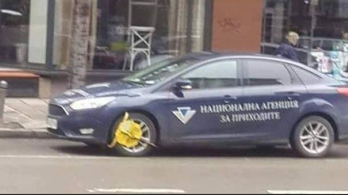 Мъж, срязал гумите на полицейска и на служебна кола на НАП отива на съд