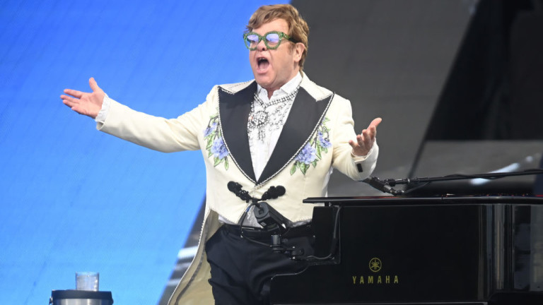 Големият Елтън Джон удря рамо на младите изпълнители. Какво по-голямо