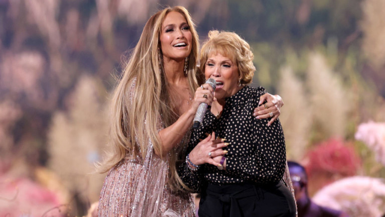 Джей Ло и Бен Афлек се наслаждават на своя романс.