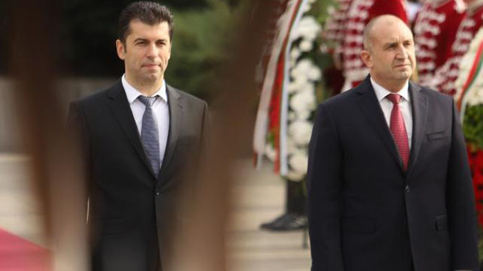 Защо ренегатите от Има такъв народ“ един през друг се