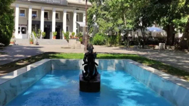 Емблематичният фонтан Момчето с рибката намиращ се пред сградата на
