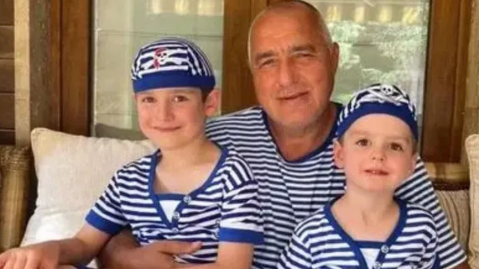 Бившият министър-председател и лидер на ГЕРБ публикува снимка с внуците
