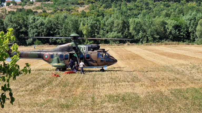 Гасят пожара край Пазарджик с военни хеликоптери, горски служители и пожарникари