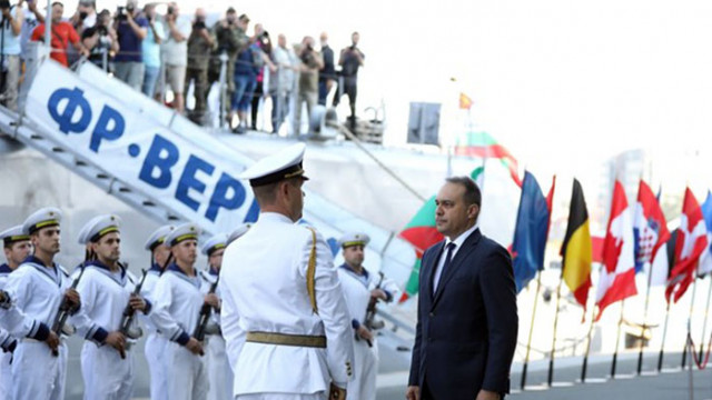 Министър Заков гледа в Бургас как се обезвреждат мини и гонят терористи от кораб