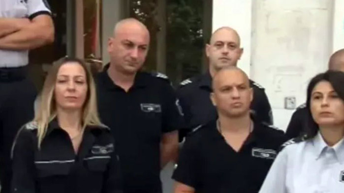 Надзиратели и съдебни охранители на протест