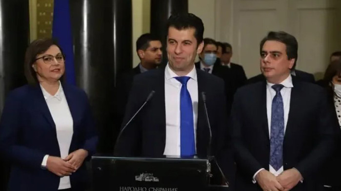 С пълната си управленска импотентност тази банда гастрольори унижава и съсипва милиони българи