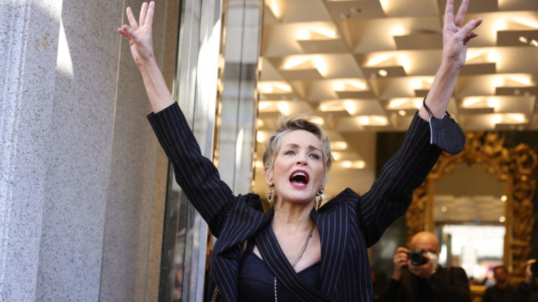 Горещо е, а дрехите - оскъдни. И няма как. Цяла