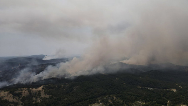Пожарникарите продължават да се борят с опустошителния пожар в Национален парк