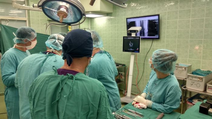 Нова навигационна ендопротезна техника при поставяне на колянна става бе