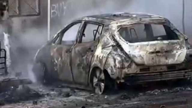 Лек автомобил се е взривил, докато е бил закачен на електрическа станция във Варна (СНИМКИ)