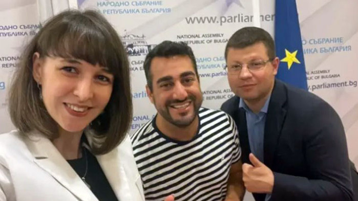 Народният представител от Продължаваме промяната Атанас Михнев си направи селфи