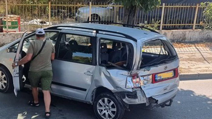 Градски рейс в Пловдив се блъсна в кола, на шофьора му прилошало