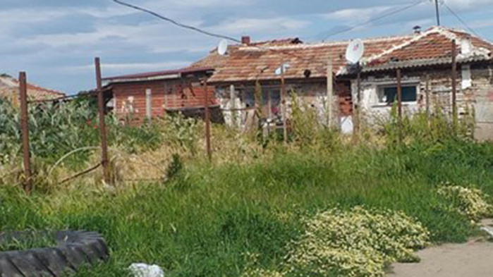 Нападнаха с камъни и бутилки къща с малки деца в пловдивско село (СНИМКИ)