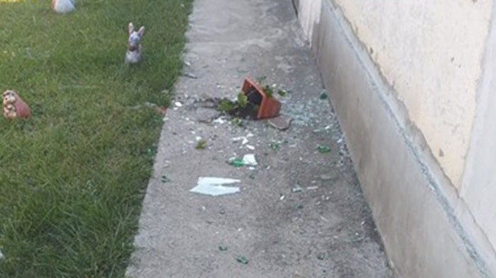 Нападнаха с камъни и бутилки къща с малки деца в пловдивско село (СНИМКИ)