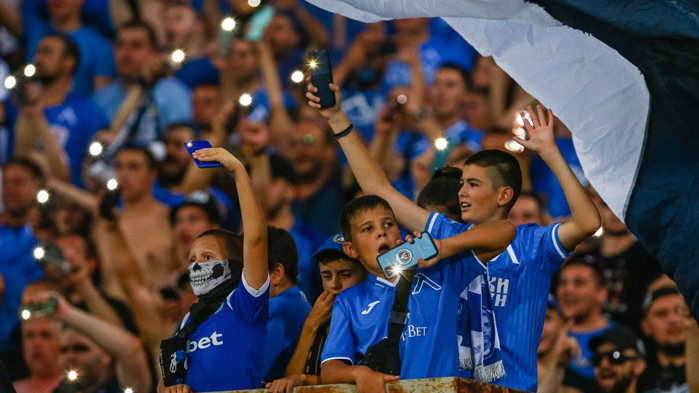 Феновете на Левски продължават да демонстрират огромната си любов и