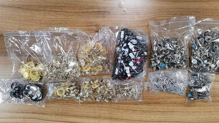 Задържаха близо 3 кг златни и сребърни бижута на "Капитан Андреево"