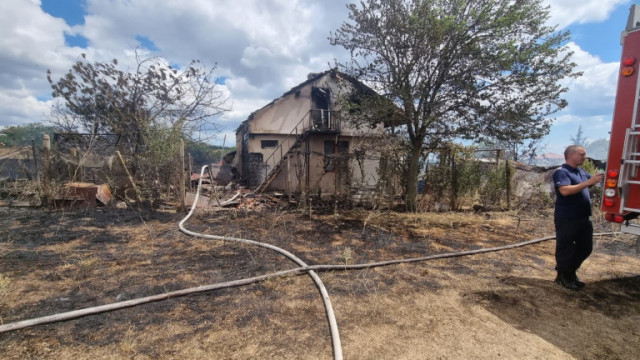 Пожар гори край бургаското село Изворище  Огънят е пламнал днес по