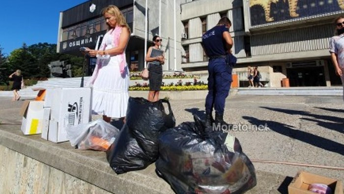 Глобиха псевдоеко-активистката Стела Николова и четирима нейни последователи пред сградата