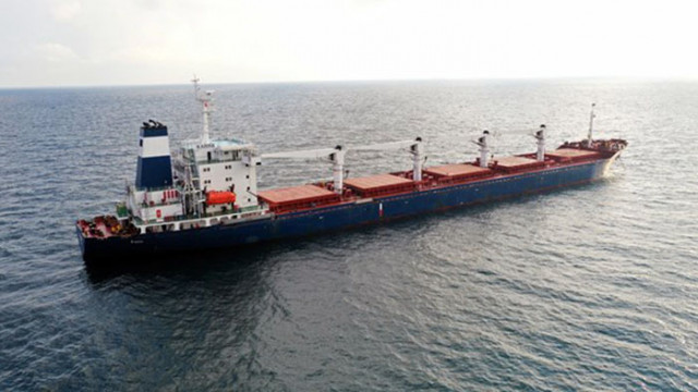 Корабът натоварен с украинско зърно продължава по пътя си през