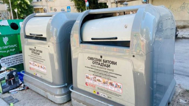 Вандали трошат новите контейнери за смет във Варна