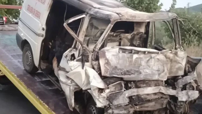 Четирима загинали след челен сблъсък и пожар на Подбалканския път (СНИМКИ)