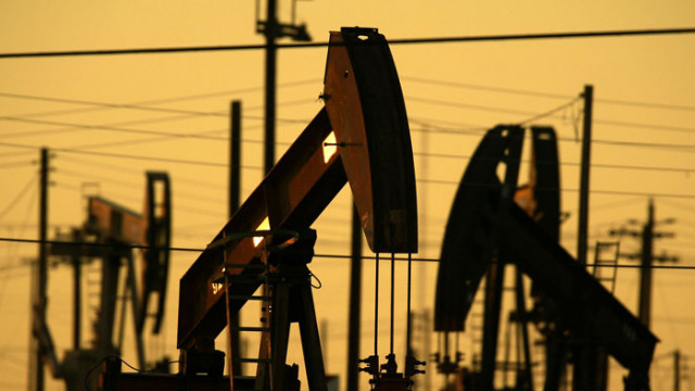 Цените на петрола се колебаят около най ниското си равнище от