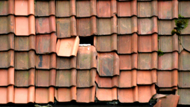 Строителни бригади мамят с обещание за ремонт на покрив