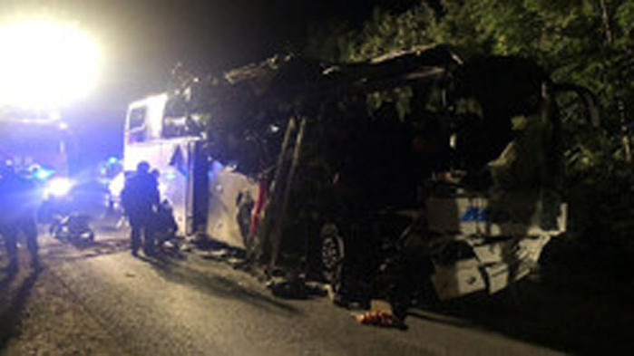 Задържаха шофьорите на автобуса, катастрофирал край Велико Търново