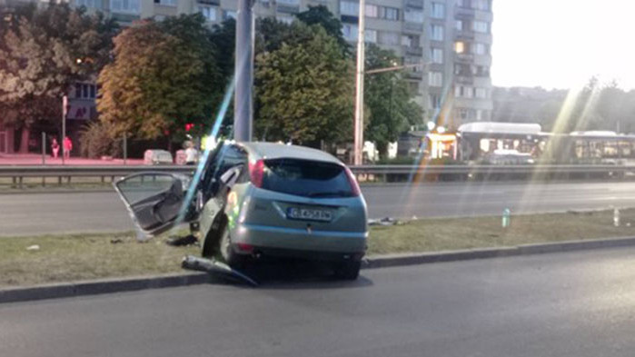 Шофьор се заби в стълб в столицата, двама са ранени (СНИМКИ)