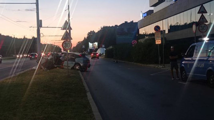 Шофьор се заби в стълб в столицата, двама са ранени (СНИМКИ)
