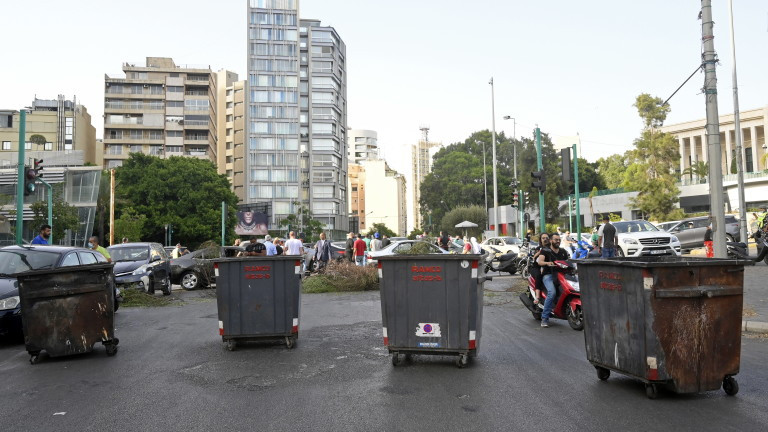 Въоръжен мъж, който иска да получи парите си депозирани от