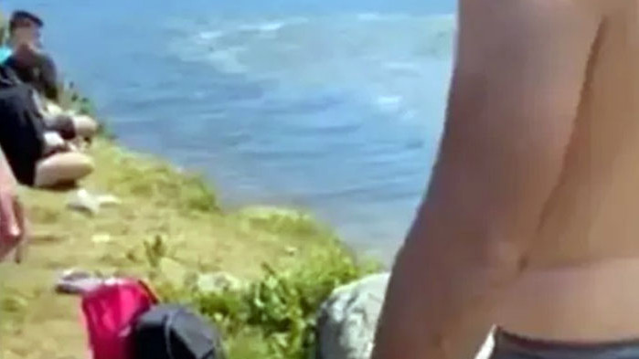 Румънски туристи са влезли да се изкъпят в едно от