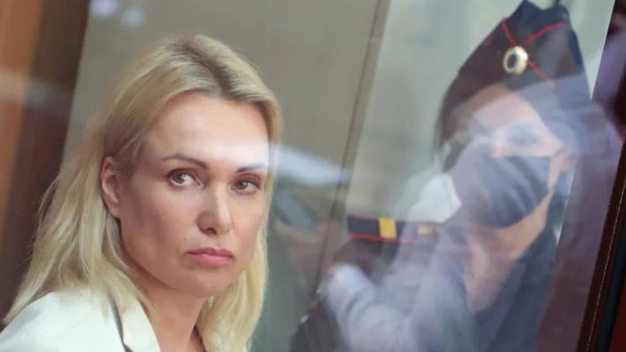 Домашен арест за журналистката Марина Овсянникова, която се противопостави на офанзивата в Украйна