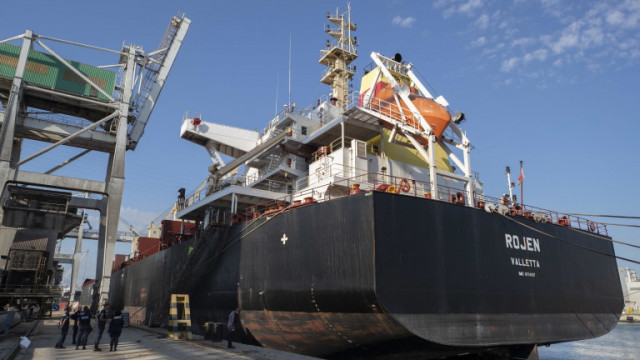 Българският сухотоварен кораб Рожен плаващ под малтийски флаг и превозващ