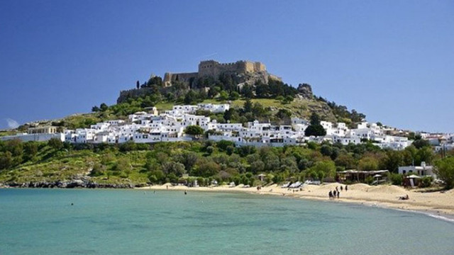 Арестуваха трима българи за обири по плажовете в Гърция