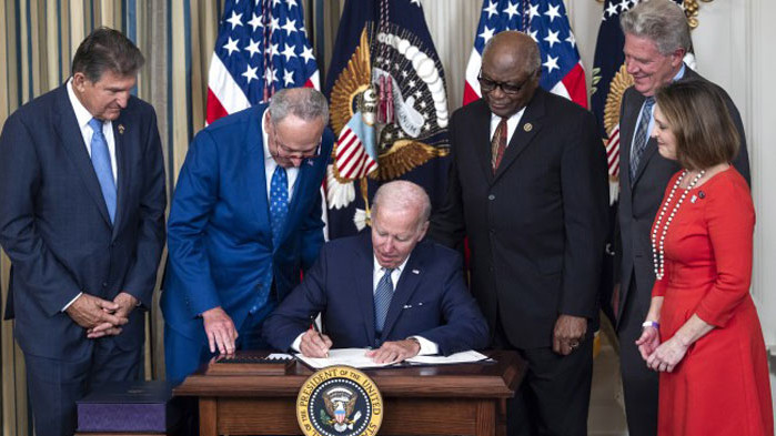 Президентът Джо Байдън подписа във вторник мащабен пакет на демократическата