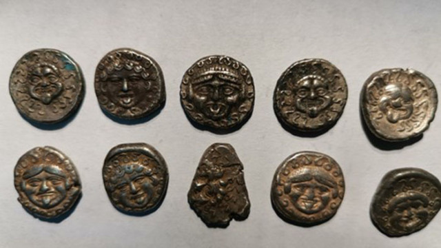 Дрогиран опитва да прекара незаконно 30 антични монети