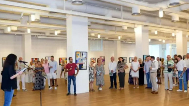 Огромен интерес към изложбата на Кралев във Варна, парите от картините отиват за благотворителност
