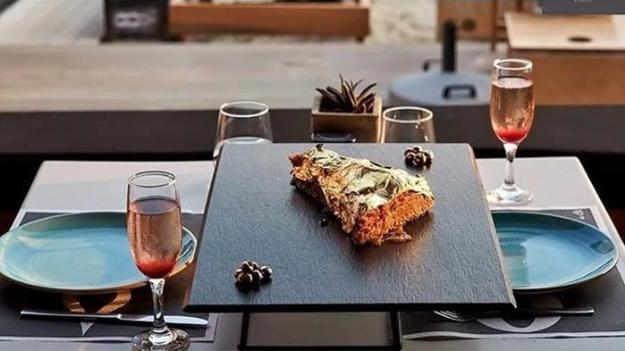 Прочутият бар на плажа на Миконос, многократно обвиняван, че принуждава