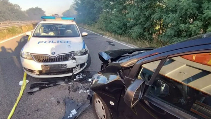 Продължава гасенето на пожара, пътят за Мъглиж остава затворен Пътен
