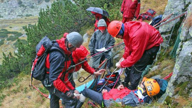 70 годишна жена е била пренесена на носилка от планински спасители