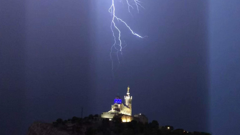 Двама души загинаха, а 12 бяха ранени, когато силни ветрове
