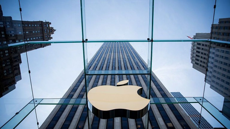 Apple поправя пропуски в сигурността, позволяващи хакване на iPhone, iPad и Mac