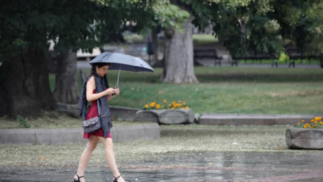 Жълт код за дъжд с гръмотевици е обявен за неделя