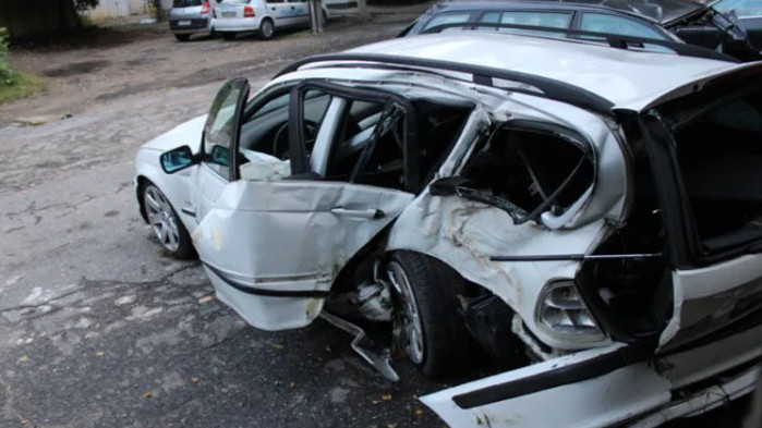 Двама пострадаха, единият тежко, след като лек автомобил се заби